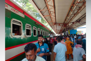 কুষ্টিয়ায় ট্রেনের দুই যাত্রীকে ছুরিকাঘাত, তোপের মুখে স্টাফদের পলায়ন
