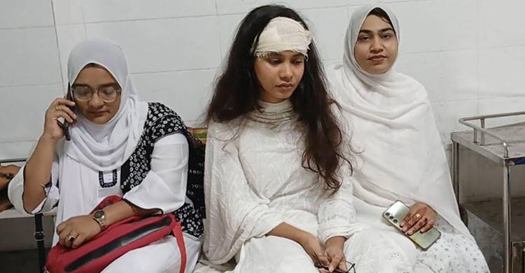 গোপালগঞ্জে এজলাসে বিচারকের পেপারওয়েট নিক্ষেপে আইনজীবী আহত