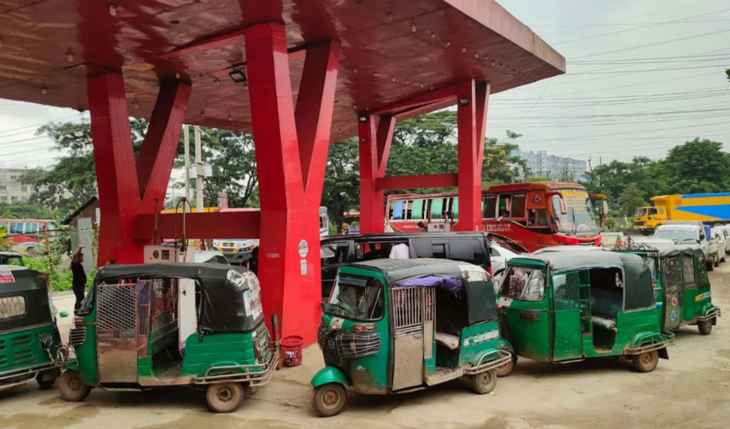 গ্যাসে তীব্র সংকট রাজধানীতে সিএনজি স্টেশনে গাড়ির দীর্ঘ সারি গ্যাসে তীব্র সংকট: রাজধানীতে সিএনজি স্টেশনে গাড়ির দীর্ঘ সারি