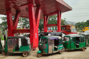 গ্যাসে তীব্র সংকট: রাজধানীতে সিএনজি স্টেশনে গাড়ির দীর্ঘ সারি