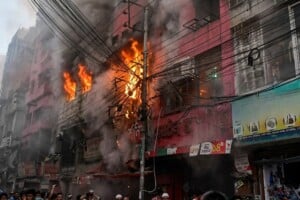 চকবাজারের খাজা মার্কেটে ভয়াবহ আগুন