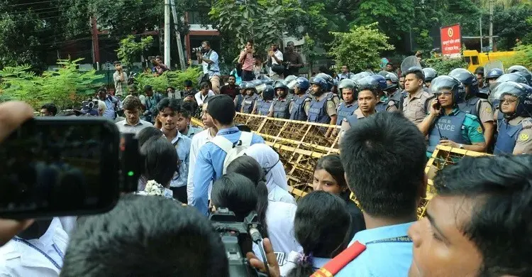 ছয় দফা দাবি নিয়ে সচিবালয়ে শিক্ষার্থীদের বৈঠক ছয় দফা দাবি নিয়ে সচিবালয়ে শিক্ষার্থীদের বৈঠক