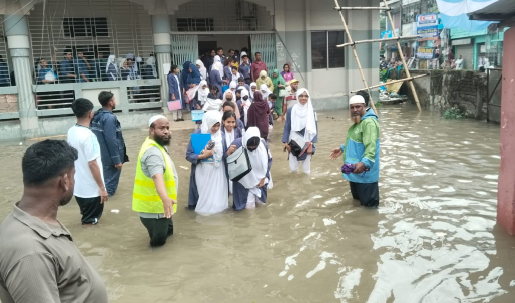 জলাবদ্ধতায় ভোগান্তি কুমিল্লার সেই নারী কলেজ কেন্দ্র পরিবর্তন জলাবদ্ধতায় ভোগান্তি: কুমিল্লার সেই নারী কলেজ কেন্দ্র পরিবর্তন