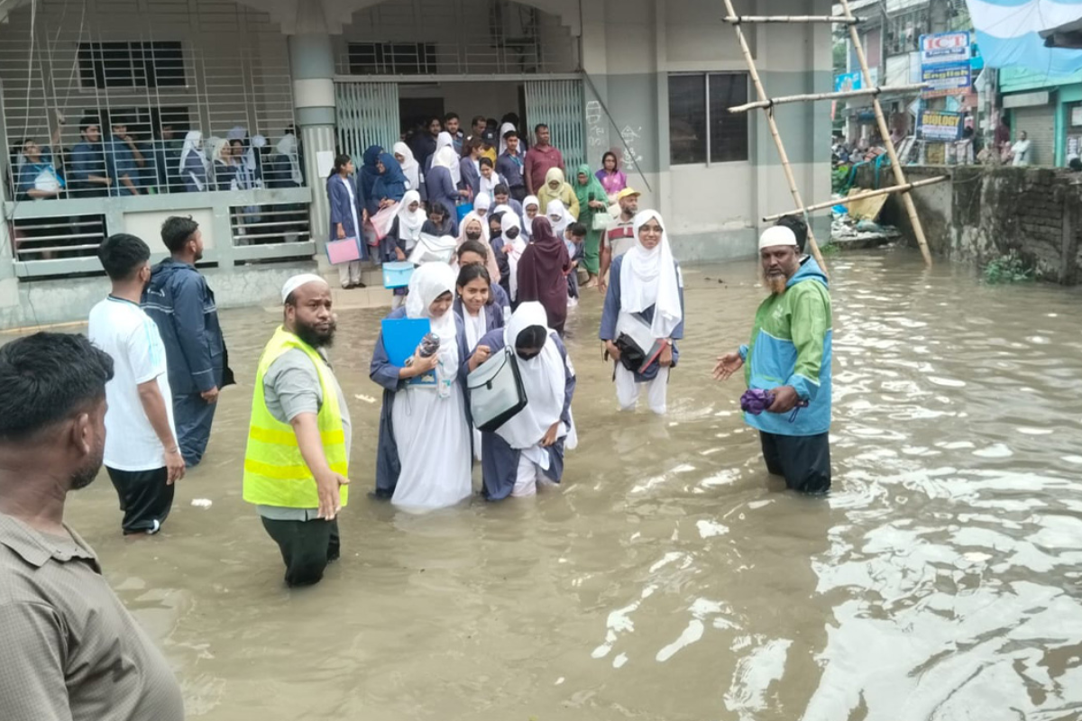 জলাবদ্ধতায় ভোগান্তি: কুমিল্লার সেই নারী কলেজ কেন্দ্র পরিবর্তন