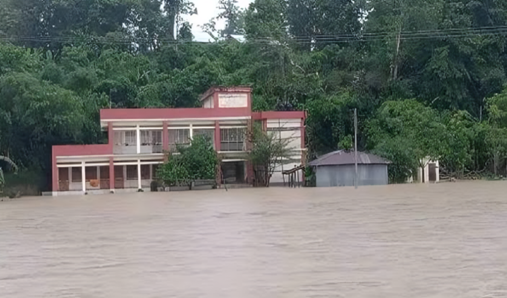 টানা বর্ষণ ও পাহাড়ধসের শঙ্কা রাঙ্গামাটির সব প্রাথমিকে পাঠদান বন্ধ টানা বর্ষণ ও পাহাড়ধসের শঙ্কা, রাঙ্গামাটির সব প্রাথমিকে পাঠদান বন্ধ