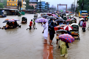 টানা ভারী বর্ষণে ডুবল চট্টগ্রাম, জলাবদ্ধতার পাশাপাশি পাহাড়ধসের তীব্র আশঙ্কা
