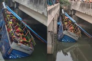ঢাকা-আরিচা মহাসড়কে সেলফি পরিবহনের বাস খালে, নিহত ১