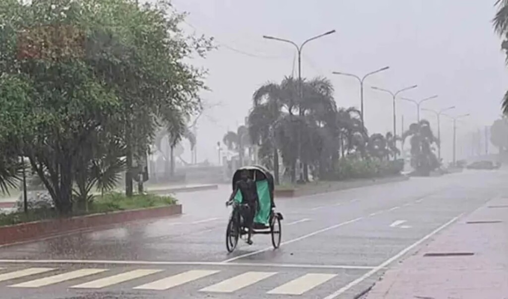ঢাকার ভ্যাপসা গরম অব্যাহত: দেশজুড়ে বজ্রসহ ভারী বৃষ্টির পূর্বাভাস 4 ঢাকার ভ্যাপসা গরম অব্যাহত দেশজুড়ে বজ্রসহ ভারী বৃষ্টির পূর্বাভাস