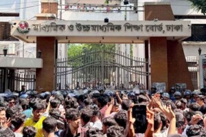 তিন দফা দাবিতে ঢাকা শিক্ষা বোর্ড ঘেরাও