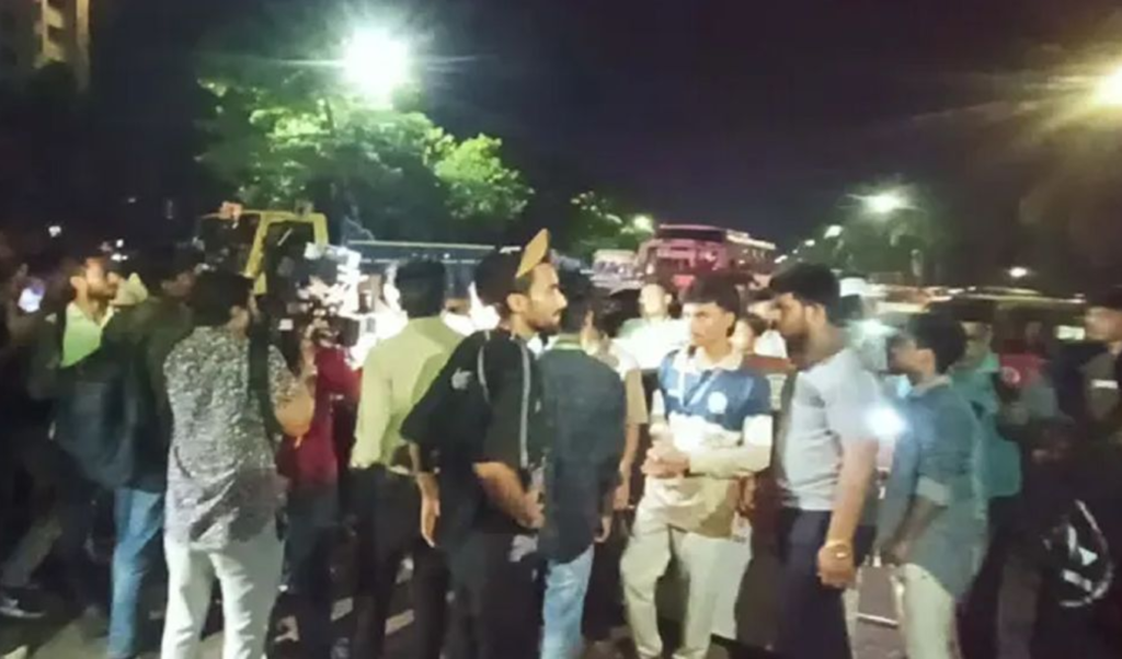 তিন দাবিতে পুলিশের লাঠিপেটা উপেক্ষা করে সংসদ ভবনের সামনে পরীক্ষার্থীরা তিন দাবিতে পুলিশের লাঠিপেটা উপেক্ষা করে সংসদ ভবনের সামনে পরীক্ষার্থীরা