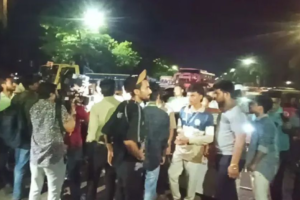 তিন দাবিতে পুলিশের লাঠিপেটা উপেক্ষা করে সংসদ ভবনের সামনে পরীক্ষার্থীরা