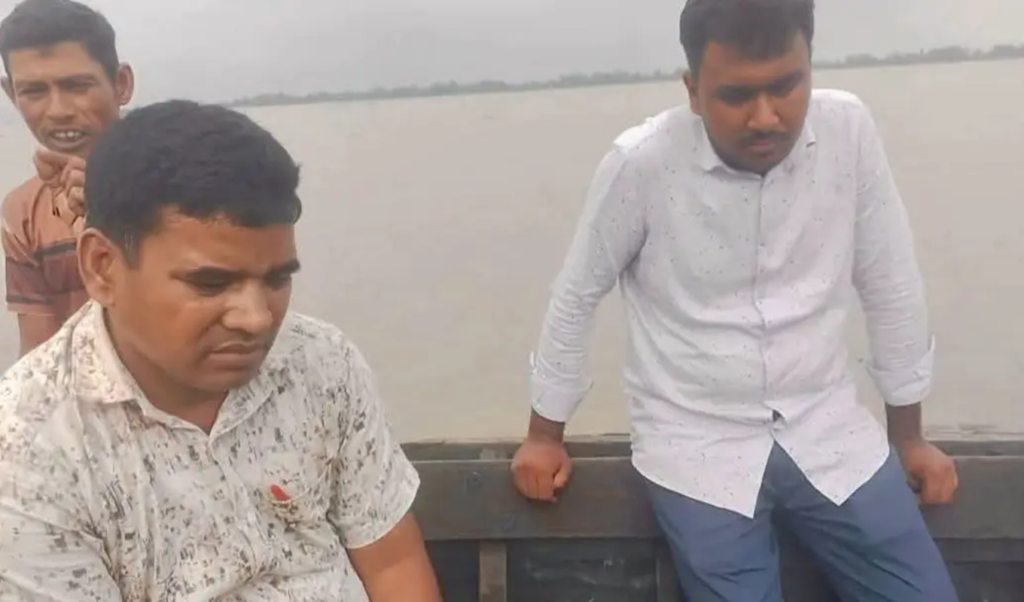 দিনদুপুরে ব্রহ্মপুত্র নদে নৌকায় ডাকাতি এনজিওর আট লাখসহ মালামাল লুট দিনদুপুরে ব্রহ্মপুত্র নদে নৌকায় ডাকাতি, এনজিওর আট লাখসহ মালামাল লুট