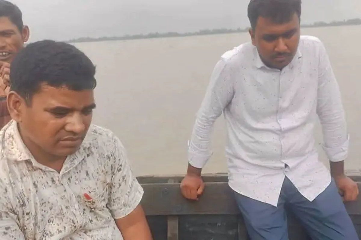 দিনদুপুরে ব্রহ্মপুত্র নদে নৌকায় ডাকাতি, এনজিওর আট লাখসহ মালামাল লুট