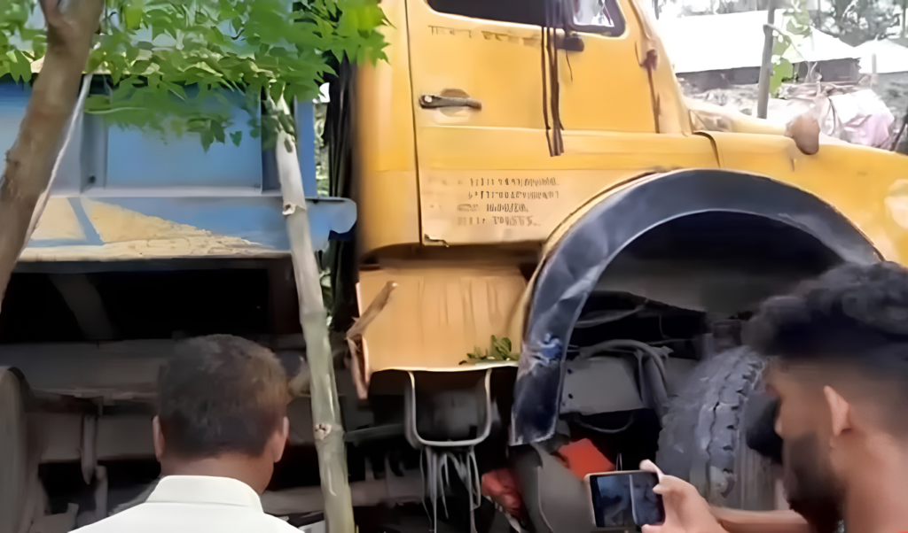 নীলফামারীতে ট্রাকের ধাক্কায় ভ্যান দুমড়ে একই পরিবারের তিনজনসহ নিহত ৪ নীলফামারীতে ট্রাকের ধাক্কায় ভ্যান দুমড়ে একই পরিবারের তিনজনসহ নিহত ৪