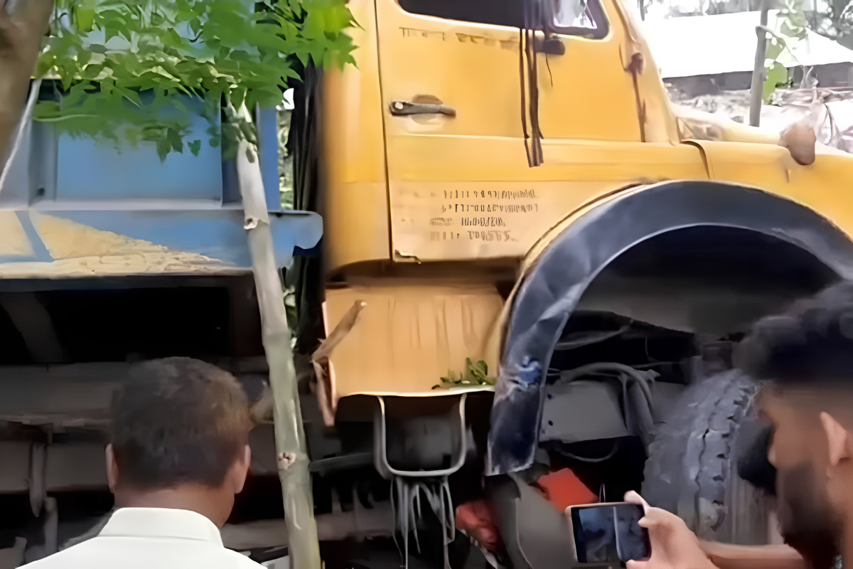 নীলফামারীতে ট্রাকের ধাক্কায় ভ্যান দুমড়ে একই পরিবারের তিনজনসহ নিহত ৪