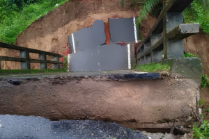 পাহাড়ি ঢলে সেতু ধসে রাঙামাটি-বান্দরবান সড়ক যোগাযোগ বিচ্ছিন্ন