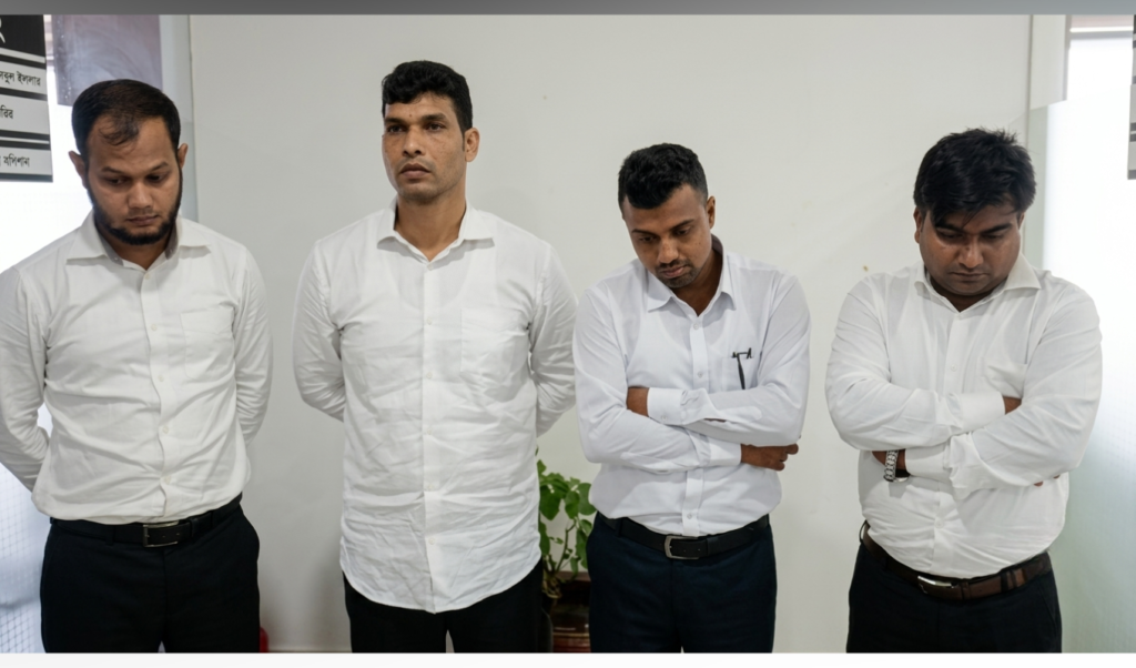 প্রক্সি দিয়ে চাকরি মন্ত্রণালয়ে যোগ দিতে এসে ধরা ৪ জন প্রক্সি দিয়ে চাকরি: মন্ত্রণালয়ে যোগ দিতে এসে ধরা ৪ জন