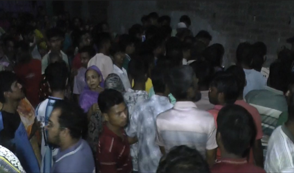 ফতুল্লায় গণপিটুনিতে মৃত্যু: হত্যা মামলায় হয়রানির অভিযোগে স্থানীয়দের বিক্ষোভ 3 ফতুল্লায় গণপিটুনিতে মৃত্যু হত্যা মামলায় হয়রানির অভিযোগে স্থানীয়দের বিক্ষোভ ফতুল্লায় গণপিটুনিতে মৃত্যু: হত্যা মামলায় হয়রানির অভিযোগে স্থানীয়দের বিক্ষোভ