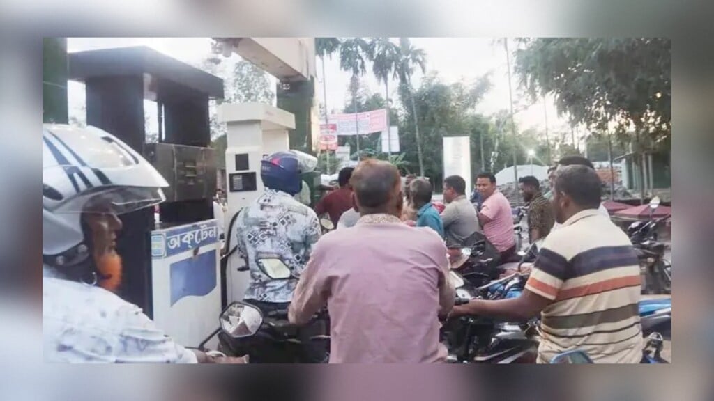 ফেসবুকে জ্বালানি তেল সংকটের গুজব ফিলিং স্টেশনে ফের দীর্ঘ লাইন ফেসবুকে জ্বালানি তেল সংকটের গুজব, ফিলিং স্টেশনে ফের দীর্ঘ লাইন