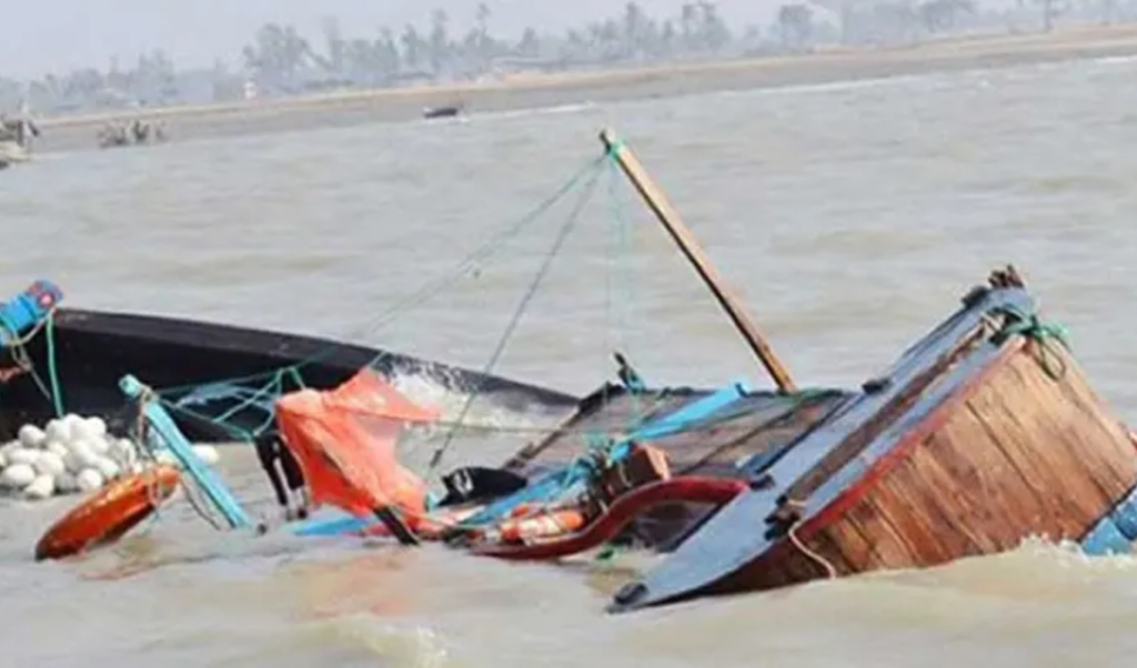 বঙ্গোপসাগরে ট্রলারডুবি ৫ জেলে উদ্ধার হলেও নিখোঁজ ৬ বঙ্গোপসাগরে ট্রলারডুবি: ৫ জেলে উদ্ধার হলেও নিখোঁজ ৬