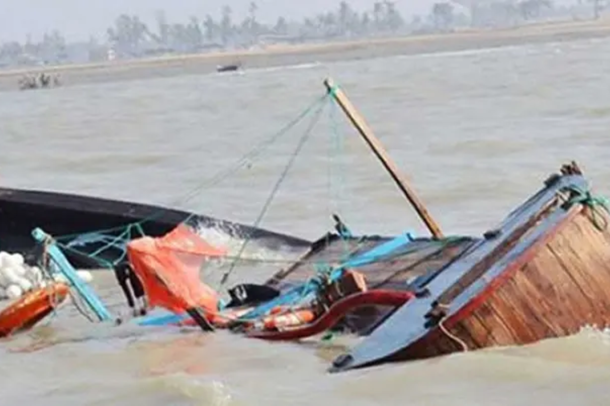 বঙ্গোপসাগরে ট্রলারডুবি: ৫ জেলে উদ্ধার হলেও নিখোঁজ ৬