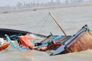 বঙ্গোপসাগরে ট্রলারডুবি: ৫ জেলে উদ্ধার হলেও নিখোঁজ ৬