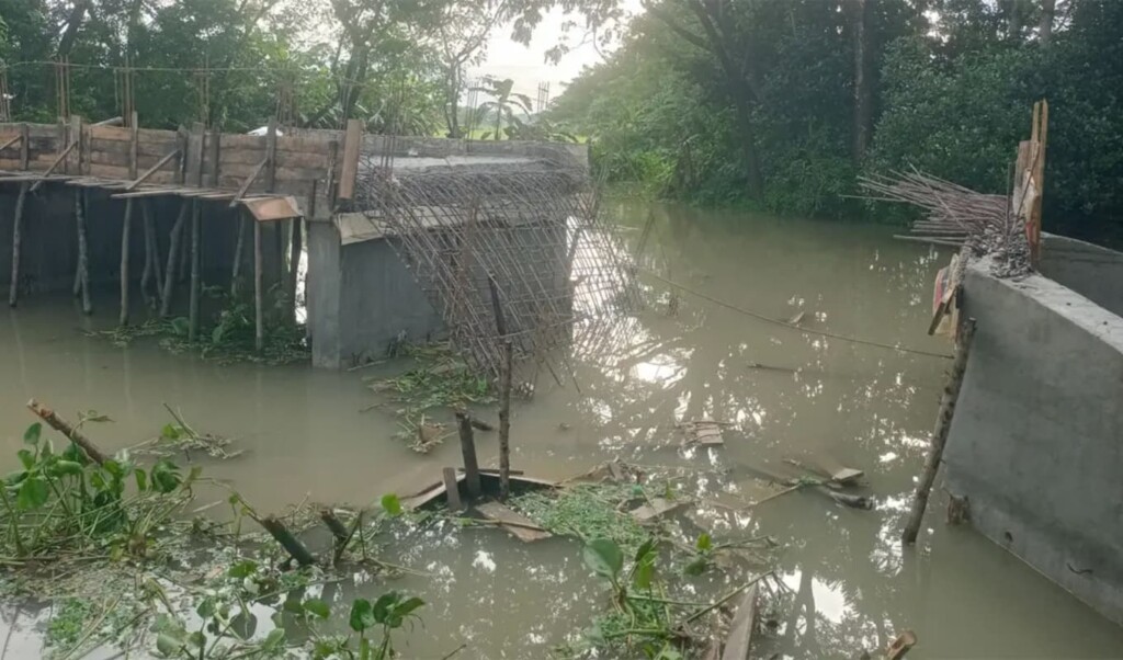 বরিশালে সরকারি বরাদ্দের ৩৫ লাখ টাকায় নির্মিত সেতুর ঢালাইকালে সাটারিং ধস 4 বরিশালে সরকারি বরাদ্দের ৩৫ লাখ টাকায় নির্মিত সেতুর ঢালাইকালে সাটারিং ধস