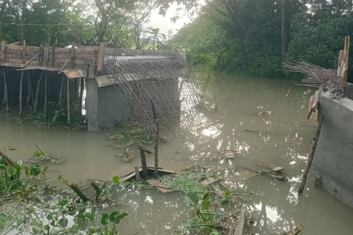বরিশালে সরকারি বরাদ্দের ৩৫ লাখ টাকায় নির্মিত সেতুর ঢালাইকালে সাটারিং ধস