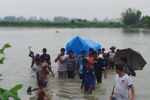 বুকসমান পানি পেরিয়ে শেষ বিদায়