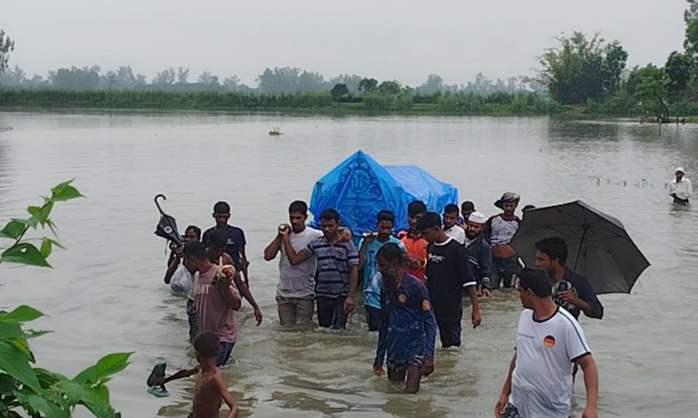 বুকসমান পানি পেরিয়ে শেষ বিদায় বুকসমান পানি পেরিয়ে শেষ বিদায়