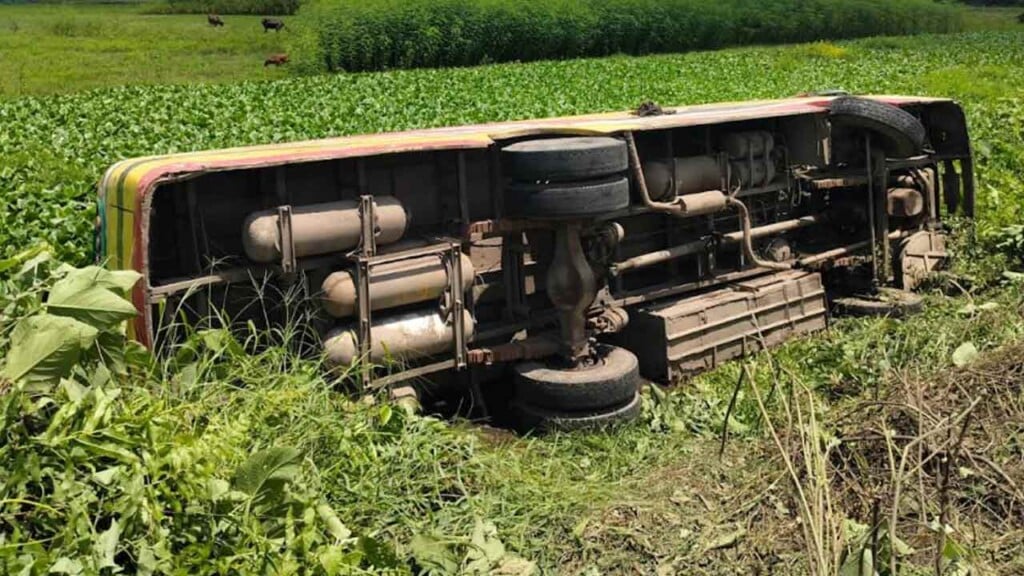 ব্রাহ্মণবাড়িয়ায় বাস উল্টে খাদে আহত ১২ যাত্রী ব্রাহ্মণবাড়িয়ায় বাস উল্টে খাদে, আহত ১২ যাত্রী