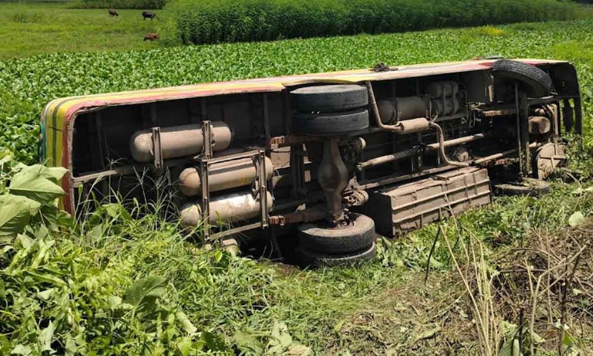 ব্রাহ্মণবাড়িয়ায় বাস উল্টে খাদে, আহত ১২ যাত্রী