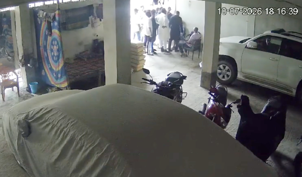 মোহাম্মদপুরে বাড়িতে ঢুকে চাপাতি দিয়ে হামলা সিসিটিভি ভিডিও ভাইরাল মোহাম্মদপুরে বাড়িতে ঢুকে চাপাতি দিয়ে হামলা, সিসিটিভি ভিডিও ভাইরাল