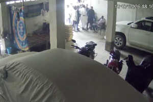 মোহাম্মদপুরে বাড়িতে ঢুকে চাপাতি দিয়ে হামলা, সিসিটিভি ভিডিও ভাইরাল