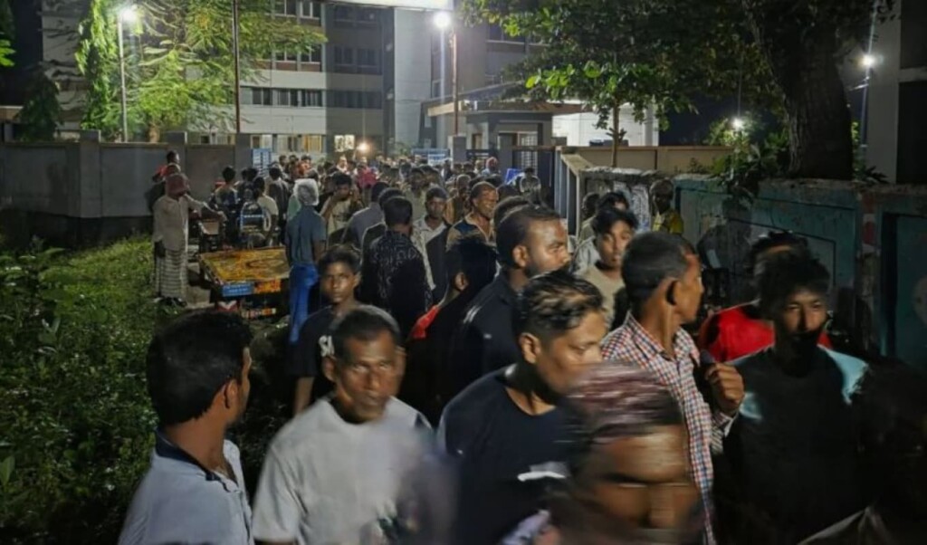 যুবলীগ নেতাকে আটক: থানা ঘেরাও করে গ্রামবাসীর বিক্ষোভের মুখে মুক্তি 3 যুবলীগ নেতাকে আটক থানা ঘেরাও করে গ্রামবাসীর বিক্ষোভের মুখে মুক্তি
