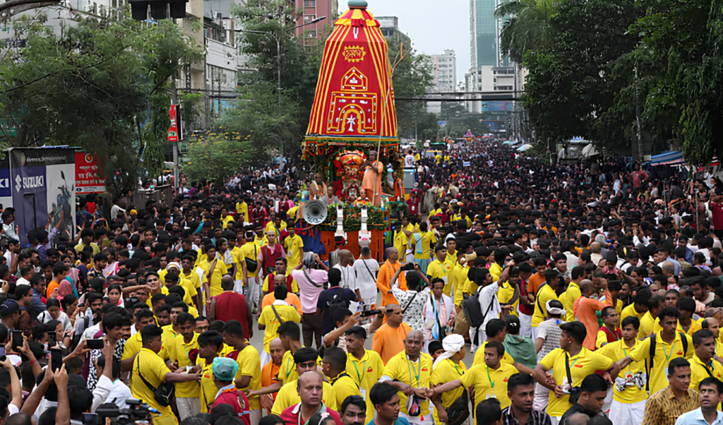 রাজধানীতে বর্ণাঢ্য রথযাত্রা শুরু ভক্তদের ঢল রাজধানীতে বর্ণাঢ্য রথযাত্রা শুরু, ভক্তদের ঢল