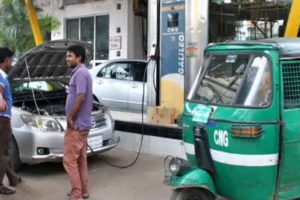 রাজধানীতে সিএনজি সংকট, গ্যাসের জন্য ঘণ্টার পর ঘণ্টা অপেক্ষা