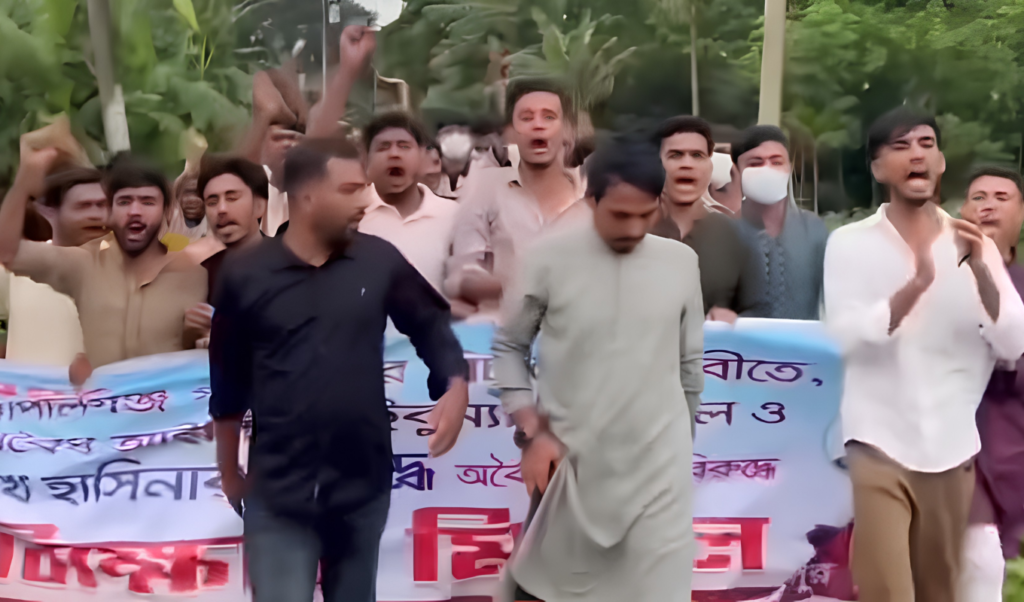 রামগতিতে আওয়ামী লীগের ঝটিকা মিছিল সতর্ক অবস্থানে পুলিশ রামগতিতে আওয়ামী লীগের ঝটিকা মিছিল, সতর্ক অবস্থানে পুলিশ