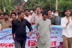 রামগতিতে আওয়ামী লীগের ঝটিকা মিছিল, সতর্ক অবস্থানে পুলিশ