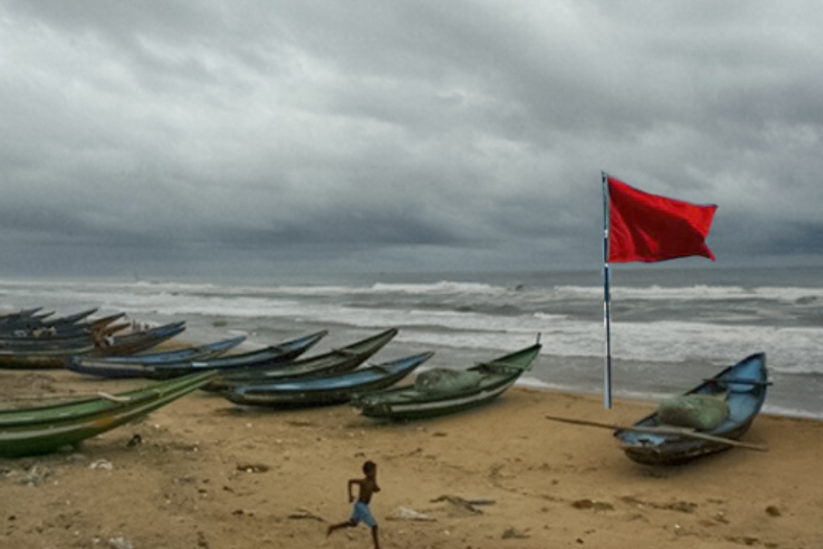 লঘুচাপে বন্দরে ৩ নম্বর সতর্কসংকেত