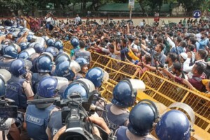 শিক্ষা ভবনের সামনে শিক্ষার্থীদের অবস্থান, পুলিশের ব্যারিকেড
