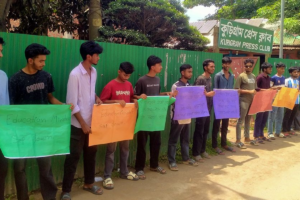 শিক্ষামন্ত্রীর পদত্যাগের দাবিতে কুড়িগ্রামে এইচএসসি পরীক্ষার্থীদের মানববন্ধন