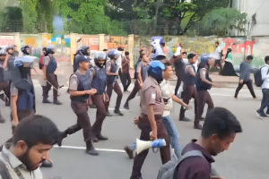 সংসদ ভবনের সামনে এইচএসসি পরীক্ষার্থীদের লাঠিপেটা করে সরাল পুলিশ