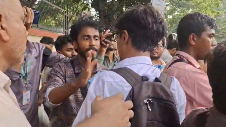 সচিবালয় অভিমুখে আন্দোলনে শিক্ষার্থীদের কোন্দল সাংবাদিক লাঞ্ছিত সচিবালয় অভিমুখে আন্দোলনে শিক্ষার্থীদের কোন্দল, সাংবাদিক লাঞ্ছিত