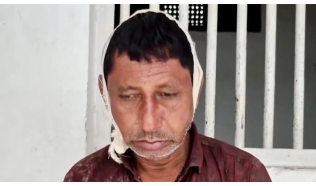 সাভারে ৯ বছরের শিশু ধর্ষণের শিকার প্রৌঢ়কে পেটাইয়ে পুলিশে সোপর্দ সাভারে ৯ বছরের শিশু ধর্ষণের শিকার, প্রৌঢ়কে পেটাইয়ে পুলিশে সোপর্দ