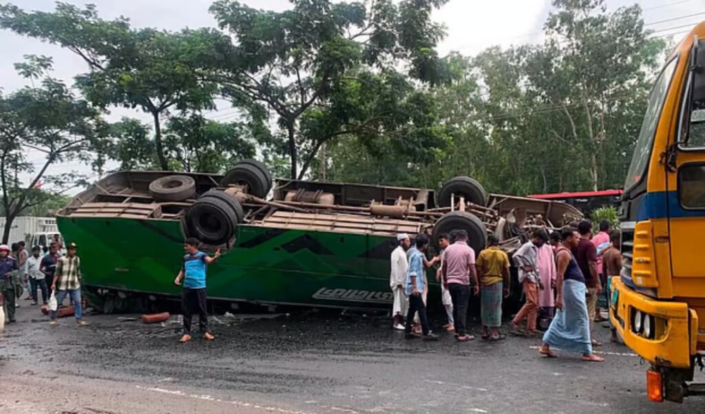 সীতাকুণ্ডে বেপরোয়া বাসের ধাক্কায় যাত্রী নিহত, পৃথক দুর্ঘটনায় ঝরল পথচারীর প্রাণ 4 সীতাকুণ্ডে বেপরোয়া বাসের ধাক্কায় যাত্রী নিহত, পৃথক দুর্ঘটনায় ঝরল পথচারীর প্রাণ