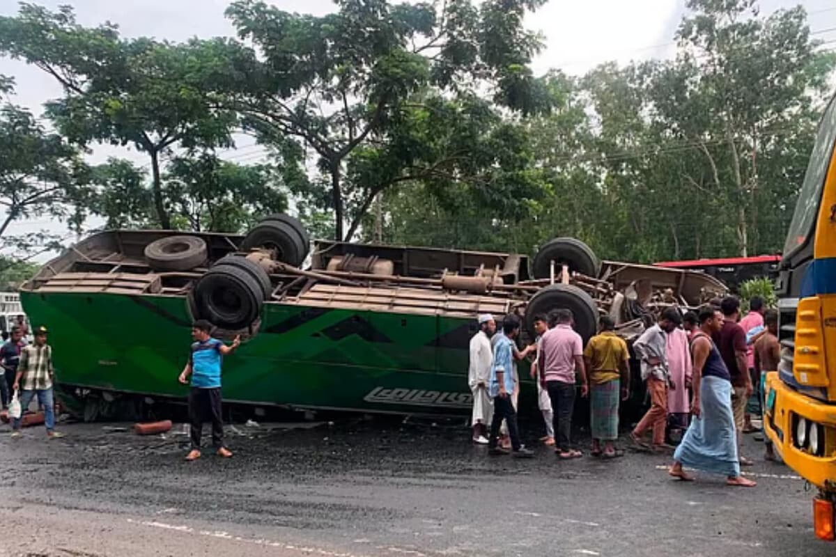 সীতাকুণ্ডে বেপরোয়া বাসের ধাক্কায় যাত্রী নিহত, পৃথক দুর্ঘটনায় ঝরল পথচারীর প্রাণ