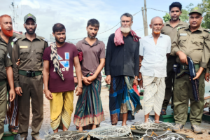 সুন্দরবনে হরিণ শিকারের ফাঁদ ও কাঁকড়াসহ ৪ শিকারি আটক