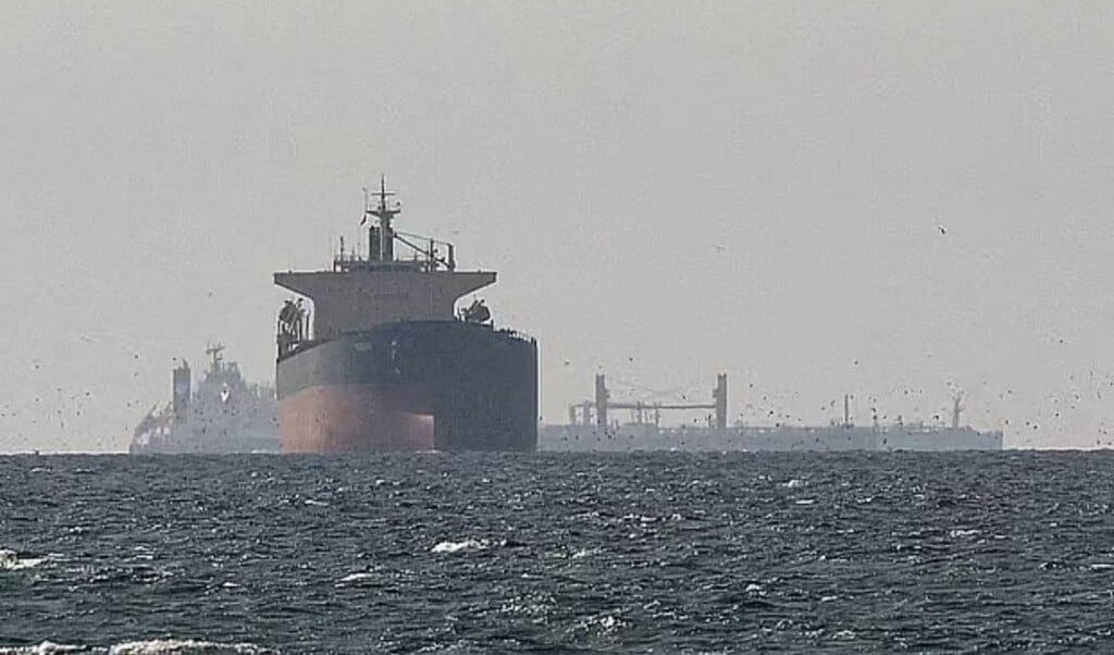 হরমুজ প্রণালিতে তেলবাহী জাহাজে নতুন করে হামলা বৈশ্বিক জ্বালানি বাজারে উদ্বেগের ছায়া