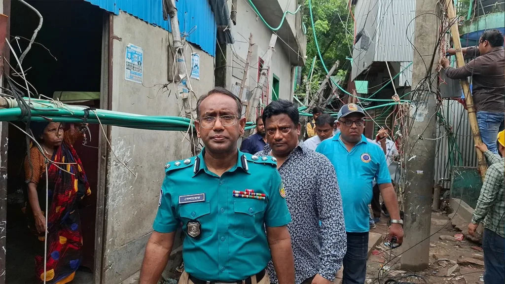 হাজীর মাজার বস্তিতে অবৈধ সংযোগ বিচ্ছিন্নে পুলিশের অভিযান হাজীর মাজার বস্তিতে অবৈধ সংযোগ বিচ্ছিন্নে পুলিশের অভিযান